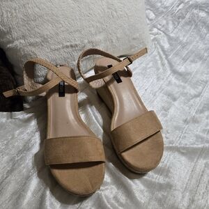 Women's Tan Sandals By KENSIE size 7. EUC